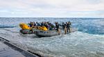 En redningsbåd med dykkere er klar til at sejle ud for at hente astronauterne, efter at de natten til lørdag dansk tid landede i Stillehavet ud for San Diego. Foto: Bill Ingalls/nasa/Ritzau Scanpix