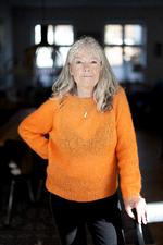 »Vi fortæller hinanden, at vi skal være stærke i det her«, siger Lisbet Thorsen. Hun er gift med den danske forsker Poul Bak Thorsen, der siden juni har siddet fængslet i Tyskland, og som skal udleveres til USA. Foto: Thomas Borberg