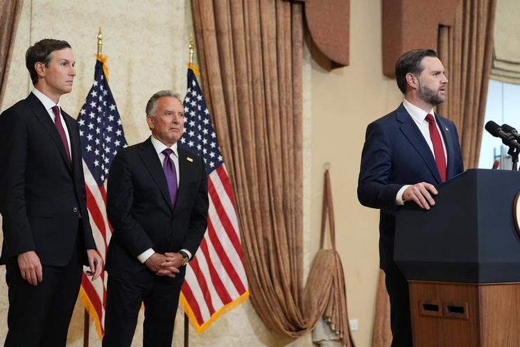 Den amerikanske vicepræsident, JD Vance, var under fredsforhandlingerne i Pakistan sekunderet af Trumps svigtersøn, Jared Kushner (t.v.), og Trumps særlige udsending, Steve Witkoff,. Foto: Pool/Ritzau Scanpix