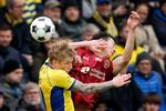 Opgøret i Brøndby bød på hårdt spil og syv gule kort samt et enkelt rødt. Brøndbys Daniel Wass og   Han-beom Lee fra  FC Midtjylland blev dog ikke noteret i dommerens lommebog. Foto: Jens Dresling