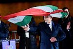 Péter Magyar fik historiens vingesus til at gå gennem Budapest og resten af Ungarn og Europa, da det søndag aften stod klart, at han havde brudt Viktor Orbáns jerngreb om Ungarn gennem de seneste 16 år.  Foto: Marton Monus/Ritzau Scanpix