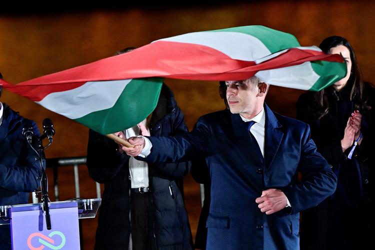 Péter Magyar fik historiens vingesus til at gå gennem Budapest og resten af Ungarn og Europa, da det søndag aften stod klart, at han havde brudt Viktor Orbáns jerngreb om Ungarn gennem de seneste 16 år.  Foto: Marton Monus/Ritzau Scanpix