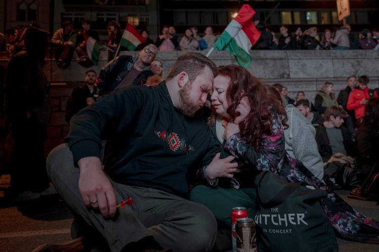 Daniel Csonka og Dorottya Dioszegi er rejst hjem til Ungarn fra Holland, hvor de bor, for at stemme og deltage i valgfesten. Foto: Christian Falck Wolff