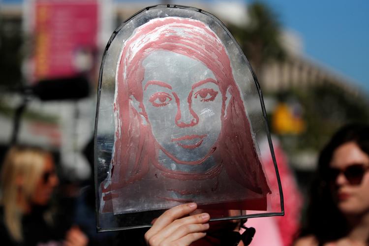 En fan holder en tegning af Britney Spears foran en retsbygning i Lo Angeles i 2021. Foto: Mike Blake/Ritzau Scanpix