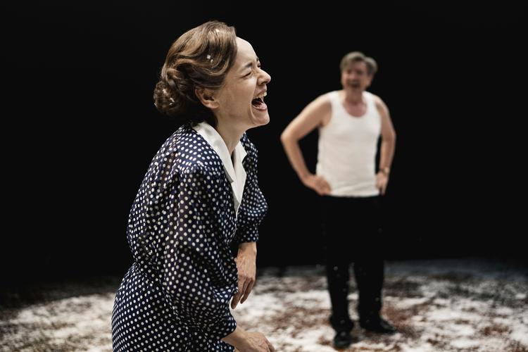 Maria Rossing er Regitze, der ved forestillingens start er død. Nikolaj Kopernikus er Karl Aage, der ser tilbage på deres liv. Foto: Camilla Winther