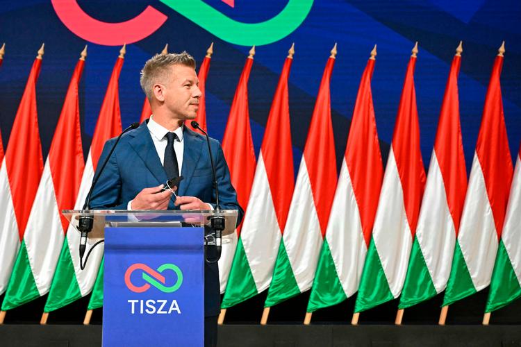 Peter Magyar, Ungarns nyvalgte, proeuropæiske leder, holdt et pressemøde i Budapest dagen efter sin jordskredssejr over Viktor Orbán. Nu venter det hårde arbejde med at få demokratiet tilbage på sporet, som han har lovet. Foto: Attila Kisbenedek/Ritzau Scanpix