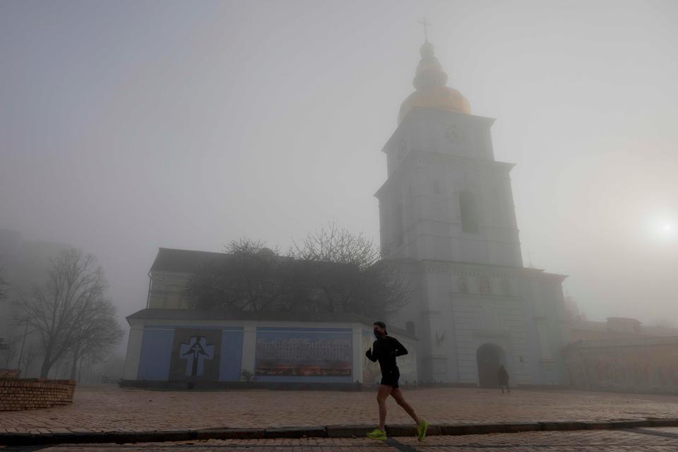 En lokal beboer løber nær Skt. Michael-katedralen i morgentågen i Kyiv 13. april 2026 midt under den russiske invasion af Ukraine. Foto: Tetiana Dzhafarova/Ritzau Scanpix