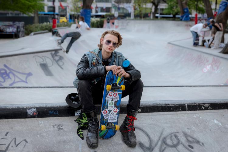 Dagen efter valget i Ungarn diskuterer Márk Tauber Márton det historiske magtskifte med sine venner i skateparken. Foto: Christian Falck Wolff