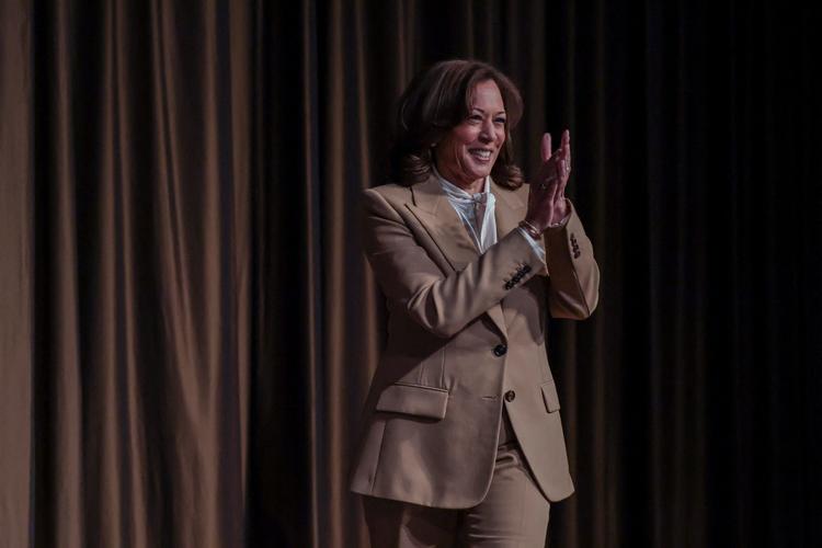 Med et stort smil og sin velkendte, letgenkendelige latter ankom Kamala Harris til National Action Networks årlige konference i New York, hvor hun indtog scenen foran en af Det Demokratiske Partis vigtigste vælgergrupper: sorte amerikanere. Foto: Jeenah Moon/Ritzau Scanpix
