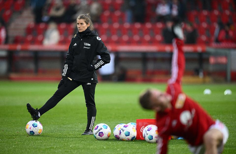 »Det er vanvittigt«: Bundesligaens første kvindelige træner mødt af sexistiske kommentarer