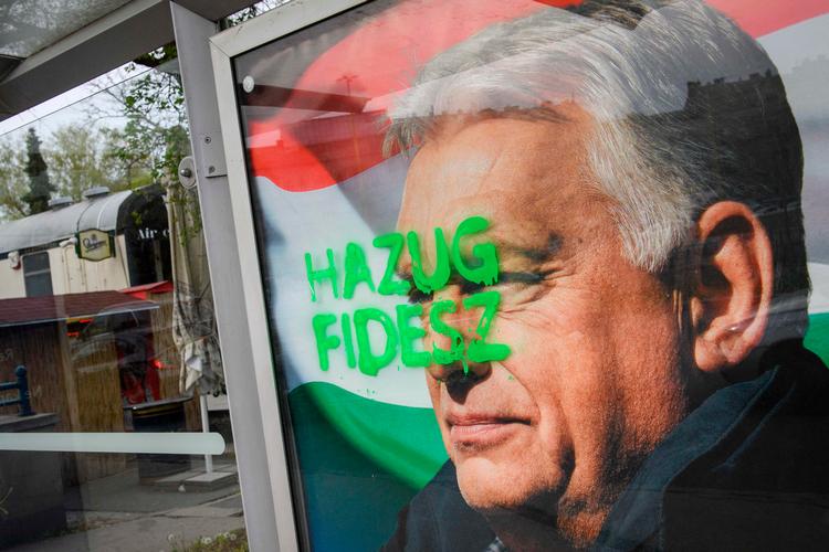 'Løgner Fidesz', står der med grøn maling på en af Viktor Orbáns valgplakater ved et busstoppested i Budapest. Foto: Ferenc Isza/Ritzau Scanpix