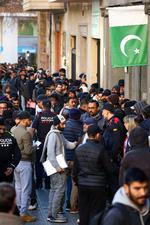 Da den spanske regering i januar annoncerede planen om at give opholdstilladelse til migranter, der opholder sig ulovliigt i landet, skabte det kø foran Pakistans konsulat i Barcelona for at få de påkrævede papirer. Arkivfoto:  Albert Gea