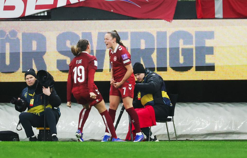 Danske fodboldkvinder tager heldig sejr mod ond svensk ånd