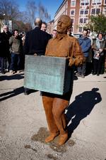 Skulpturen af frihedskæmperen Max Bæklund blev afsløret på Julius Thomsens Plads foran Forum på mærkedagen 9. april i år. Han er i færd med at bære dynamit til sprængningen af Forum i 1943. Arkivfoto Jens Dresling