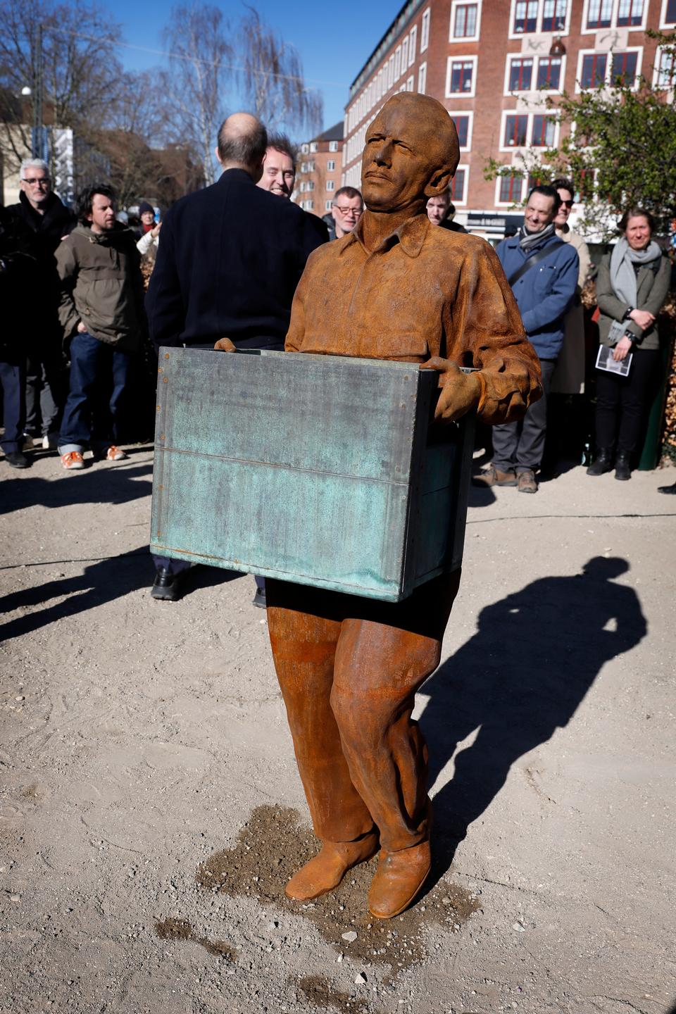 Er monumentet endnu et stykke bronzeskrammel til det offentlige rum? Ja