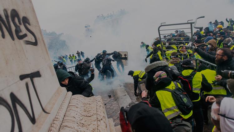 Under De Gule Vestes demonstrationer steg politibrutaliteten, og flere demonstranter kom til skade og fik varige alvorlige. Mange episoder blev filmet af mobilkameraer i klip, som vises i 'Interne affærer: Sag 137'. Foto: Rialto 