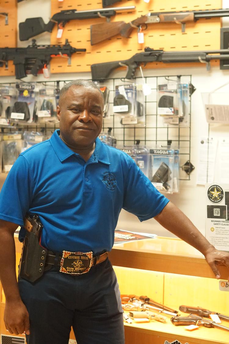 Den 57-årige Michael Cargill driver våbenbutikken Central Texas Gun Works i Austin. Han er ikke bare forhandler, men også en velkendt våbenaktivist — en mand, der jævnligt optræder i amerikanske medier og har gjort sig til en markant stemme i kampen for våbenrettigheder. Foto: Anders Tornsø Jørgensen