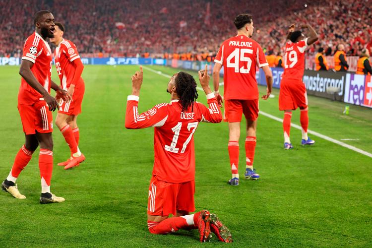 Michael Olise i knælende jubel over målet til 4-3, der definitivt lukkede kvartfinalen til Bayern Münchens fordel. Foto: Alexandra Beier/Ritzau Scanpix