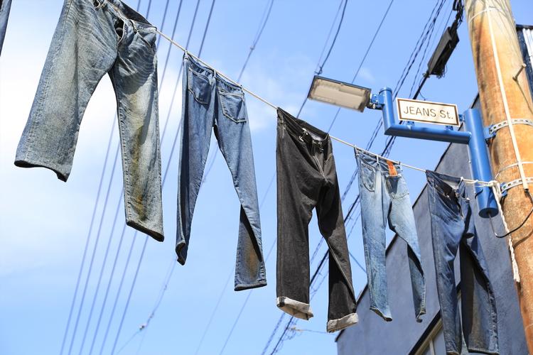 Flagrende jeans, der er hængt til tørre på en vaskesnor,  er pejlemærket for Jeans Street i havnebyen Kojima. Foto: Okayama Prefectural Tourist Federation