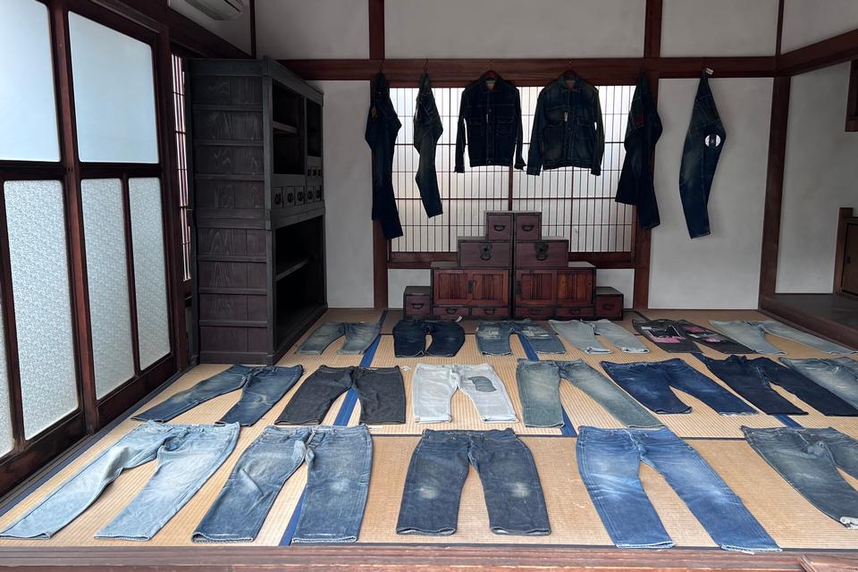I havehuset i bunden af stenhaven har Japan Blue Jeans sit eget lille jeansmuseum. Foto: Michael Brüel
