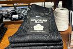 Denim med indvævet silke er blandt de udsøgte kvaliteter, der forhandles i Momotaro-butikken i Jeans Street. Foto: Hanne Høiberg