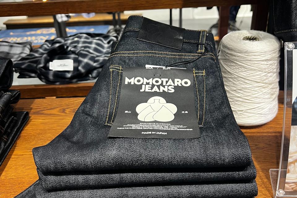 Denim med indvævet silke er blandt de udsøgte kvaliteter, der forhandles i Momotaro-butikken i Jeans Street. Foto: Hanne Høiberg
