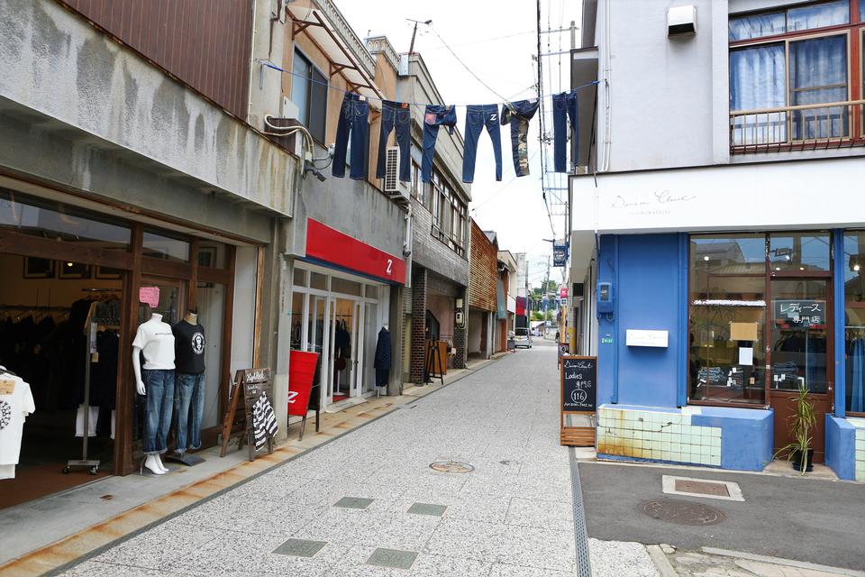 I begyndelsen af 2010’erne forvandlede lokale producenter en døende shoppinggade i Kojima til Jeans Street – et  udstillingsvindue for verdens nok mest eftertragtede denim. Foto: Okayama Prefectural Tourist Federation