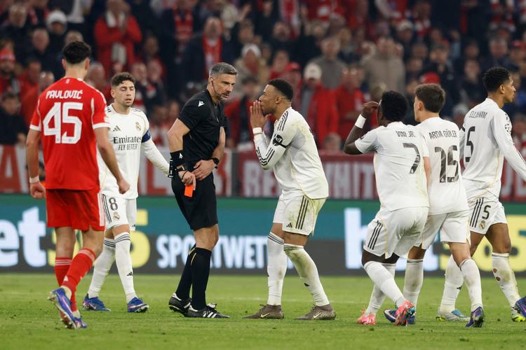 Real Madrids stjerner brokkede sig højlydt over dommer  Slavko Vincics beslutning om at udvise Eduardo Camavinga i kvartfinalens afgørende minutter. Foto: Michaela Stache/Ritzau Scanpix