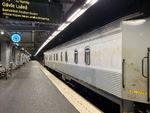 Et nattog gør klar til afgang i Stockholm. Hvis vognene kunne tale, ville de kunne fortælle om, hvordan togrejsen har udviklet sig siden 1960'erne, for de er mellem 60 og 40 år gamle ... nu bliver de dog snart erstattet.  Arkivfoto:  Sune Højrup Bencke