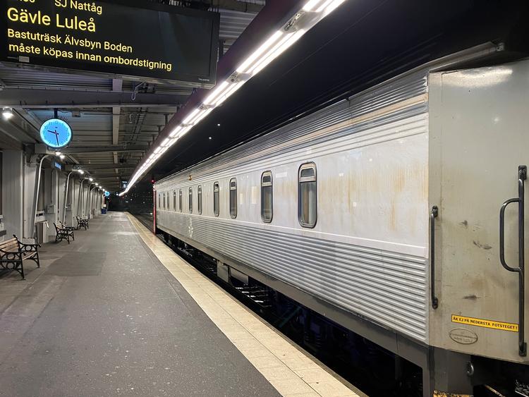 Et nattog gør klar til afgang i Stockholm. Hvis vognene kunne tale, ville de kunne fortælle om, hvordan togrejsen har udviklet sig siden 1960'erne, for de er mellem 60 og 40 år gamle ... nu bliver de dog snart erstattet.  Arkivfoto:  Sune Højrup Bencke
