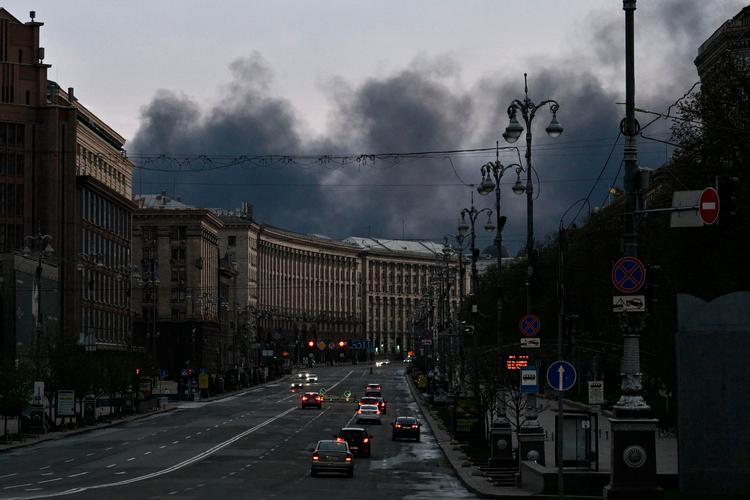 Natten til torsdag var der et stort russisk luftangreb på Kyiv. Russiske styrker affyrede hundredvis af droner og snesevis af missiler mod flere byer i Ukraine ifølge luftvåbnet. Angrebene har kostet mindst 16 mennesker livet.  Foto: Genya Savilov/Ritzau Scanpix