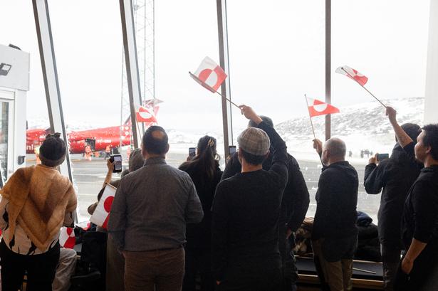 Qaqortoq har omkring 3.000 indbyggere. Til åbningen af lufthavnen var hele ankomsthallen fyldt. Foto: Vikki Søholm