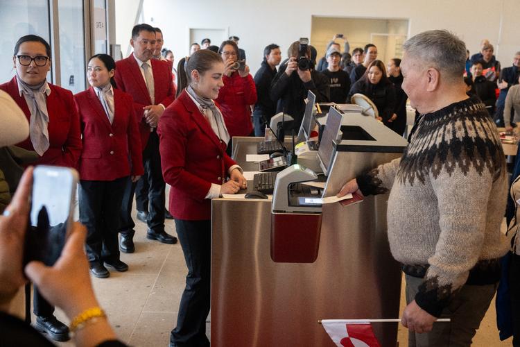 Palo Kuitse Olsen, som har boet i Qaqortoq siden 1982, var blandt de første til at flyve fra lufthavnen. Foto: Vikki Søholm