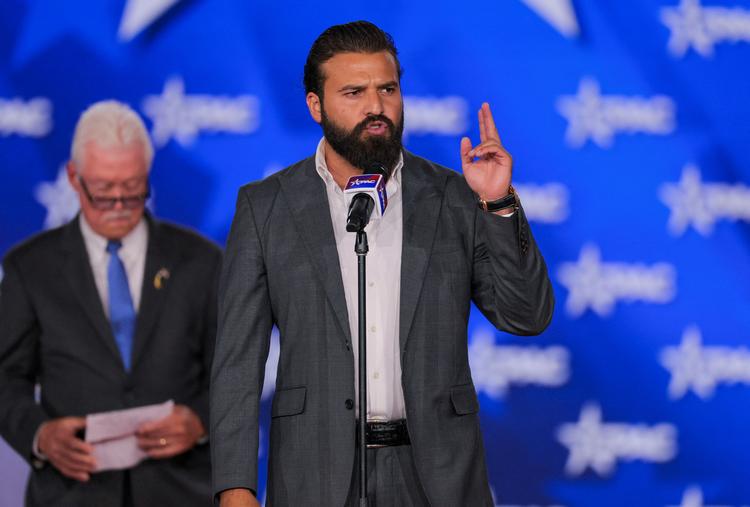 Brandon Herrera var i marts på scenen under Conservative Political Action Conference — den Trump-loyale konference, hvor konservative profiler, aktivister og politikere fra hele USA hvert år samles om Maga-bevægelsen og dens dagsorden. Arkivfoto:  Daniel Cole