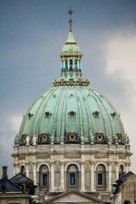 'Herrens ord bliver evindelig' står der over hovedtrappen ind til Marmorkirken i København. Vartegnet hitter på de sociale medier og blandt brudepar, der gerne vil foreviges foran kirken, også selv om de ikke er viet i den.  Foto: Thomas Borberg