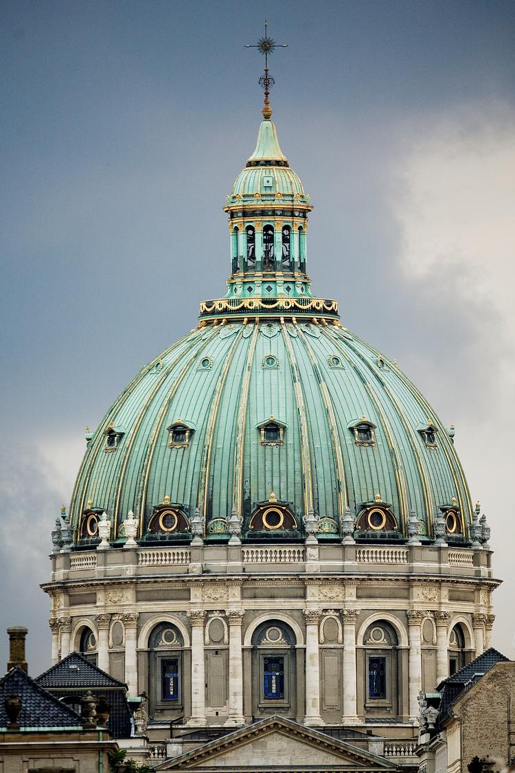 'Herrens ord bliver evindelig' står der over hovedtrappen ind til Marmorkirken i København. Vartegnet hitter på de sociale medier og blandt brudepar, der gerne vil foreviges foran kirken, også selv om de ikke er viet i den.  Foto: Thomas Borberg