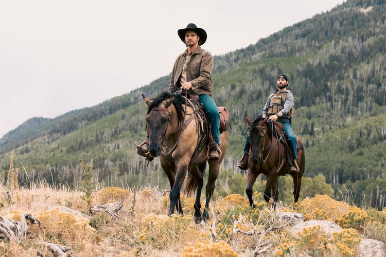 Luke Grimes genoptager rollen som Kayce fra 'Yellowstone'. Nu er han del af det omkringfarende cowboypoliti.  Foto: SkyShowtime