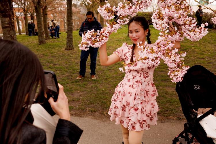 En gruppe filippinske au pairs var velforberedte: En af dem havde det helt rigtige tøj på. Foto: Jacob Ehrbahn