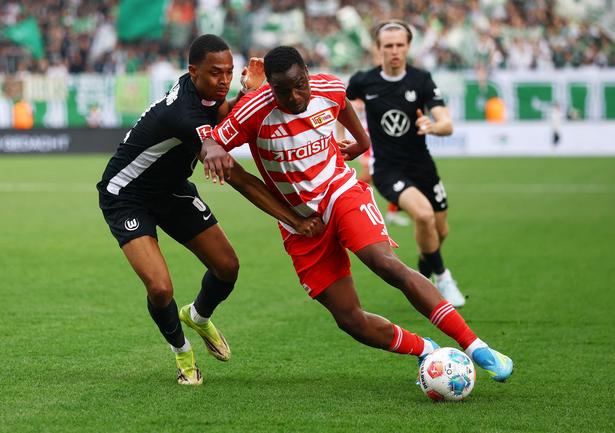 FC Union Berlins Ilyas Ansah i aktion med Wolfsburgs Jeanuel Belocian lørdag. Foto: Lisi Niesner/Ritzau Scanpix