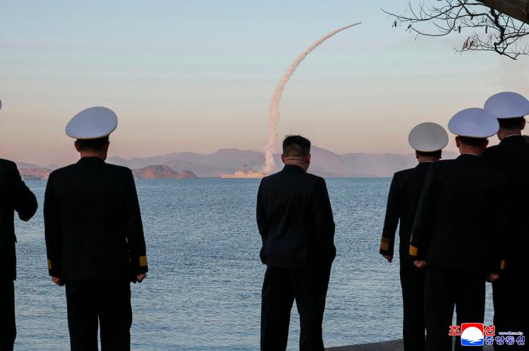 Nordkoreas leder Kim Jong Un inspicerer 12. april affyring af krydsermissiler fra destroyeren Choe Hyon på et billede, der er udleveret af Nordkoreas nyhedsbureau.. (Photo by KCNA VIA KNS / AFP) / South Korea OUT  Foto: Str/Ritzau Scanpix