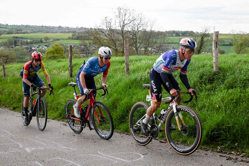 Skjelmose er så tæt på at gøre det igen, men taber til Evenepoel i spurten