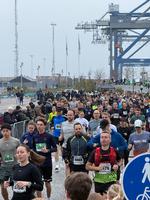 Alt hvad der kunne gå galt gik galt ved Royal Copenhagen City Half, der startede fra Nordhavn i formiddags. Dernæst gik ruten langs havnefronten til Sjællandsbroen og Ørestaden.  Foto: Lars Maagaard /Royal Copenhagen City Half