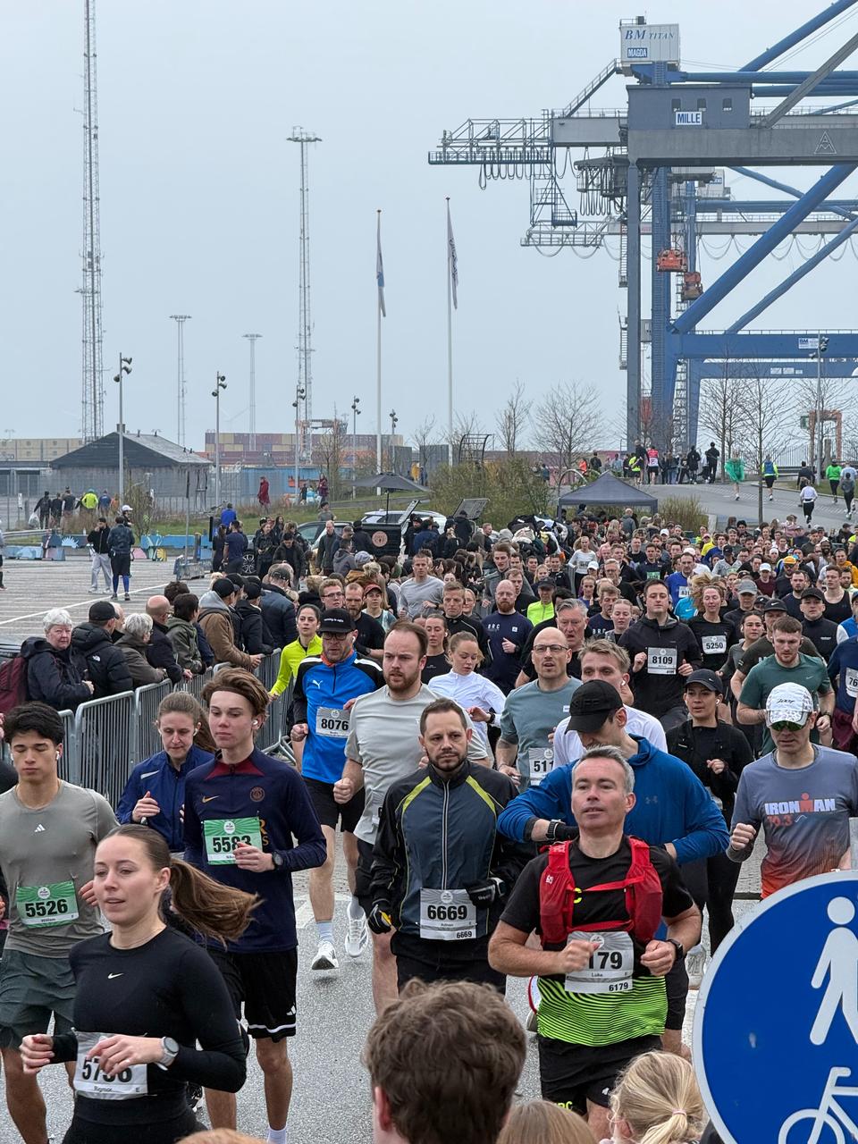 Ny halvmaraton i København får tørre tæsk af våde og kolde løbere