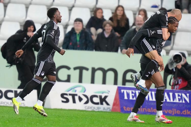 Geovanni Ndjee og holdkammeraterne fejrer hans scoring for FC København.  Foto: Claus Fisker/Ritzau Scanpix