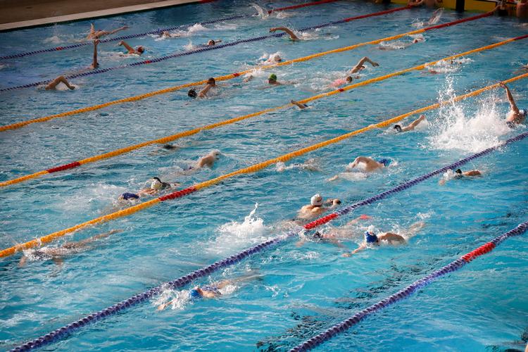 Vandet blev pisket til skum i Bellahøj Svømmestadion, men der var langt mellem de opsigtsvækkende præstationer.    Foto: Jens Dresling