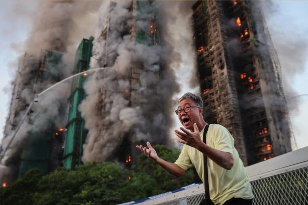 Dette billede blev symbolet på branden i Hongkong, der var den mest dødelige brand i en beboelsesejendom siden 1980. Foto: Tyrone Siu/Ritzau Scanpix