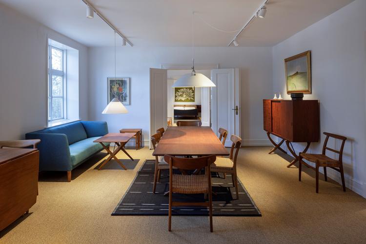 Første del af Museum Wegner er opbygget som et klassisk dansk hjem, hvor man bevæger sig gennem stuer og soveværelser.  Foto: Jan Søndergaard