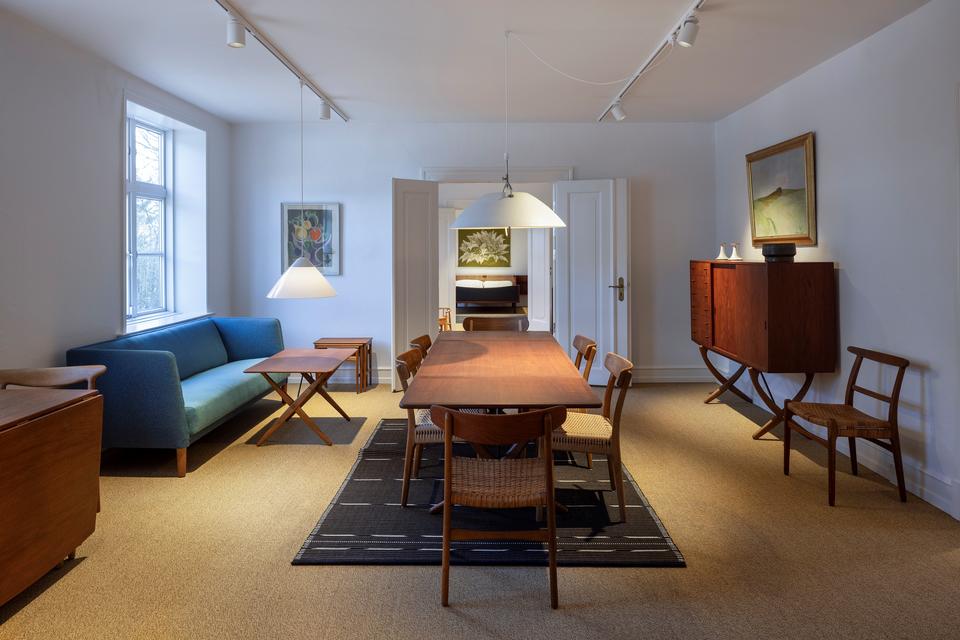 Første del af Museum Wegner er opbygget som et klassisk dansk hjem, hvor man bevæger sig gennem stuer og soveværelser.  Foto: Jan Søndergaard