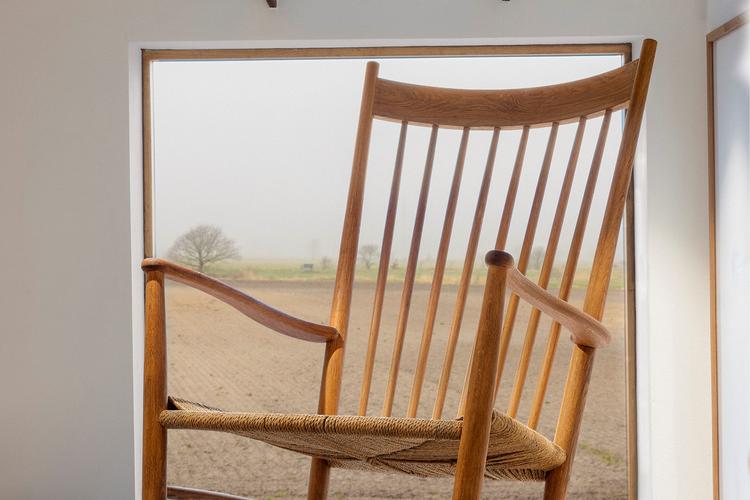 Uanset hvor man bevæger sig hen på Museum Wegner e r der udsigt til det smukke marsklandskab. Her er det en af Wegners gyngestole med flettet sæde og  pinde i ryggen.  Pr-foto Jan Søndergaard