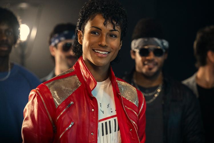 Michael Jacksons nevø, Jafaar Jackson, når ganske langt med hensyn til at ligne sin farbror i 'Michael'. Men gemmer der sig en rigtig person bag al makeuppen og alle kostumerne?  Foto: Kevin Mazur
